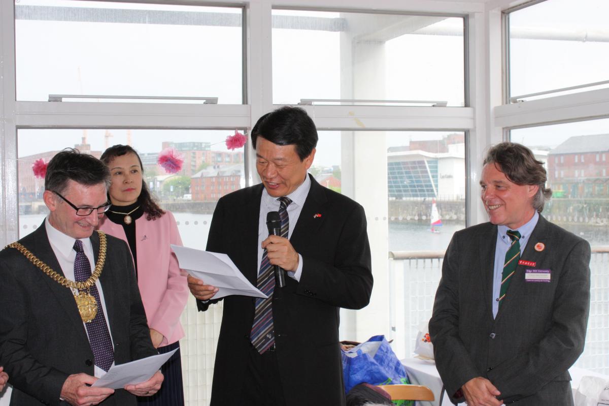 1. 李永胜总领事和利物浦市市长托尼.康塞普西翁在龙舟赛开幕式上致辞